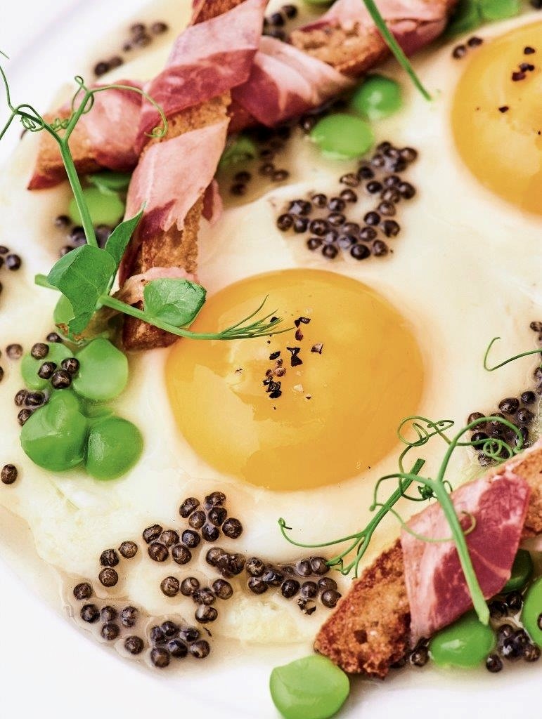 Découvrez notre recette: L'Oeuf au plat au caviar, Jambon croustillant et Petits Pois