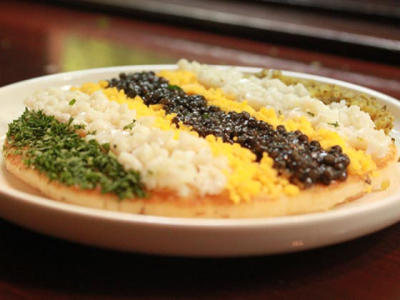 Blinis au caviar, oeuf et cornichon