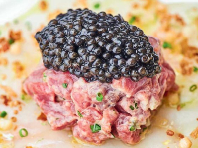 Bar et bœuf au caviar osciètre Prunier et aux condiments croustillants