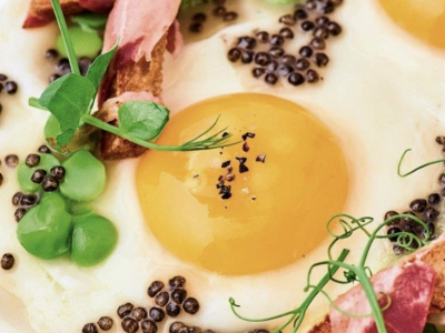 Oeuf au Plat au Caviar, Jambon Croustillant et Petits Pois